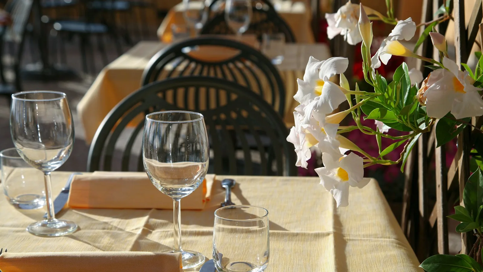 Addition posée sur une table de restaurant avec un verre de vin dans les Pouilles