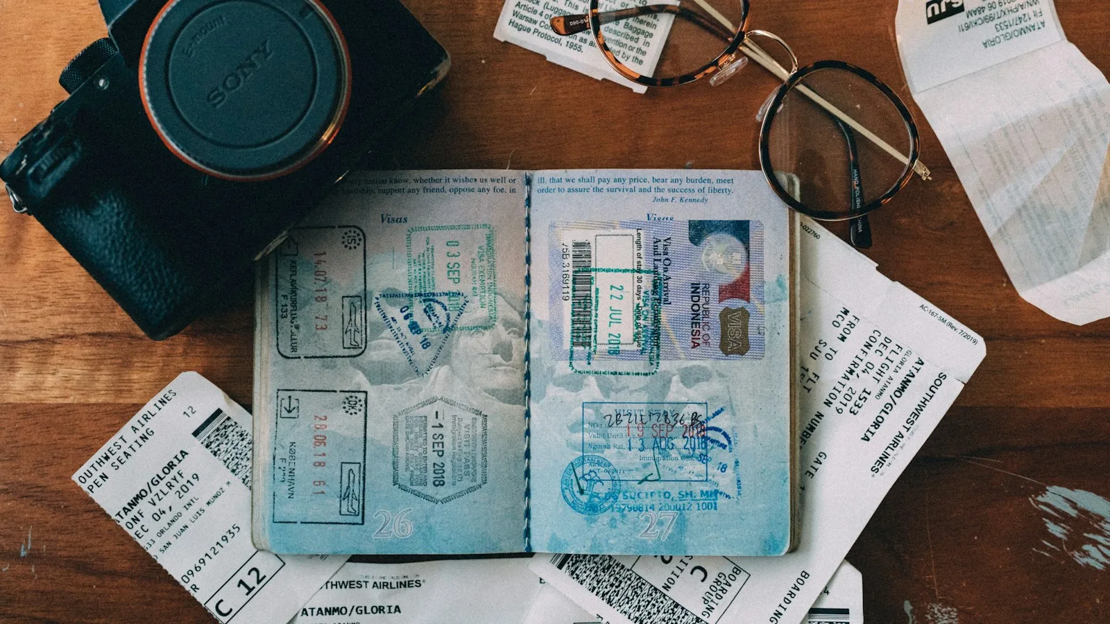 Passeport tamponné, billets d'avion, appareil photo et lunettes : préparer ses formalités de voyage