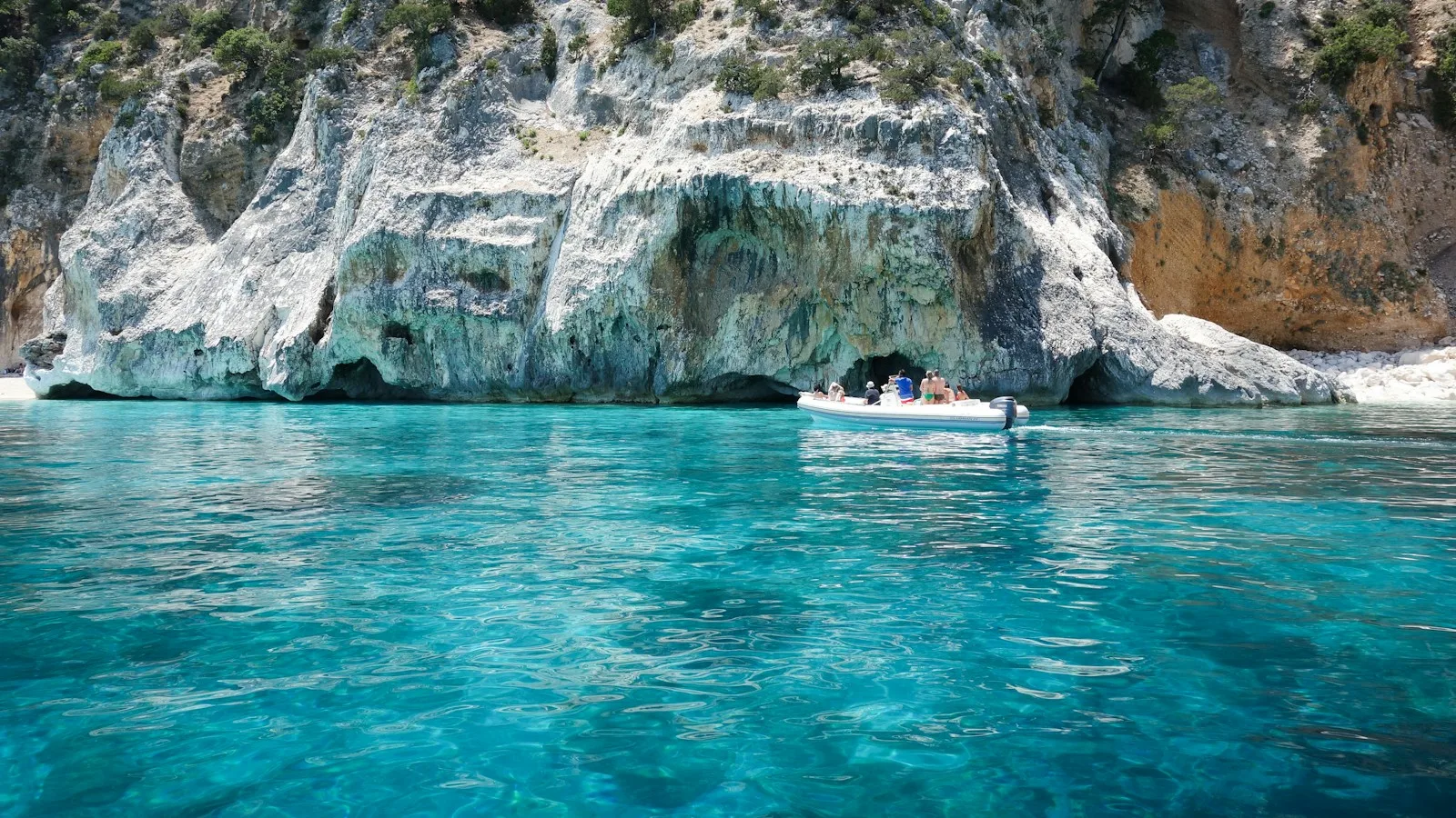 Falaises et grottes marines de Polignano a Mare vues depuis la mer