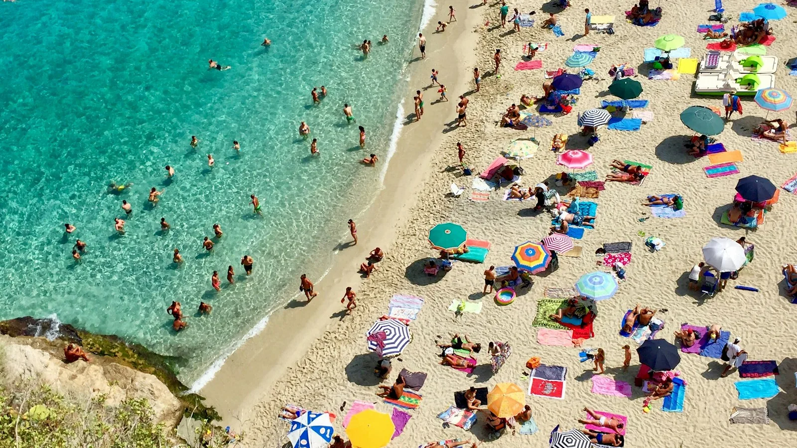 Famille avec enfants sur une plage aux eaux turquoise des Pouilles